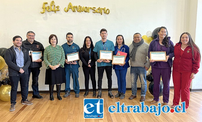 Durante la ceremonia se distinguió a profesionales de la red de salud con 10 y 20 años de servicio.