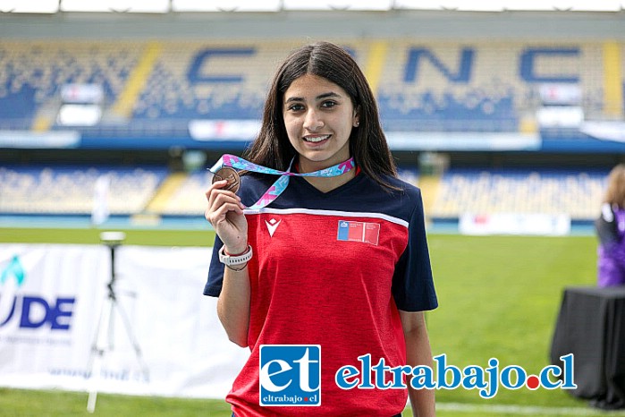 Catalina Palma con una de sus medallas de tercer lugar.