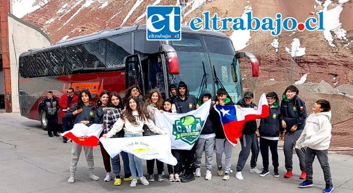 El grupo de viajeros al momento de pasar hacia la Argentina.