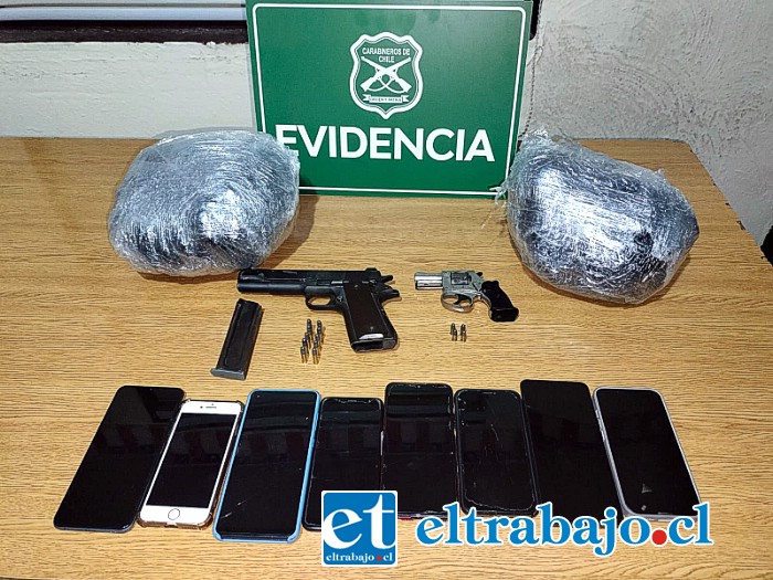 Esta es la droga y las armas incautadas a estos extranjeros.