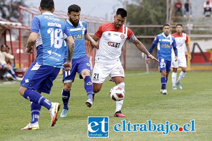 El volante Gonzalo Espinoza trata de ganar un duelo a Francisco Araya. (Foto: Jaime Gómez Corales)