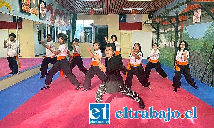 Acá el maestro chino junto a alumnos de la escuela, durante su encuentro.