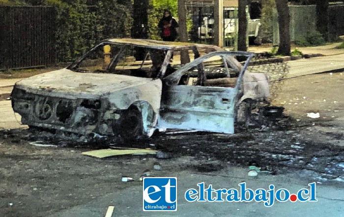 Así quedó el auto que fue quemado en la población Sargento Aldea.