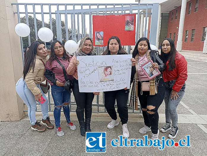 Jacqueline López, madre de Francisca Cornejo (tercera de izquierda a derecha), junto a amigas de la joven, en la entrada del Juzgado de Garantía y Tribunal de Juicio Oral en lo Penal de San Felipe.