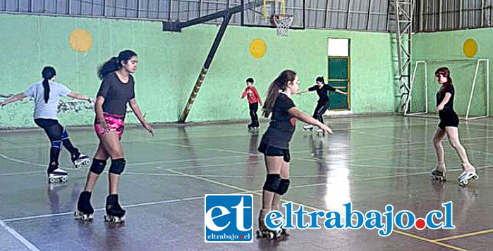 Parte de las integrantes del Club de Patinaje Artístico, Fantasía sobre Ruedas entrenando para el torneo.