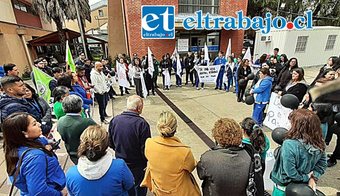 Los funcionarios de la salud reunidos en las afueras del San Camilo.