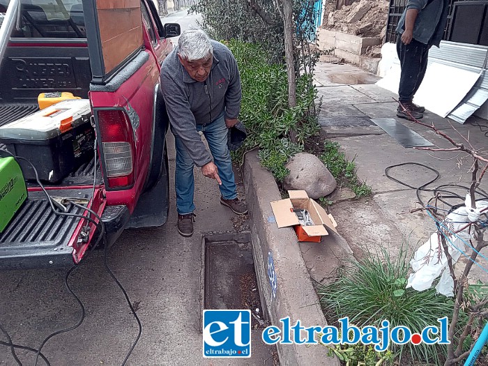 Acá don Jorge nos muestra donde estaba la rejilla, la cual fue robada y hoy constituye un peligro.