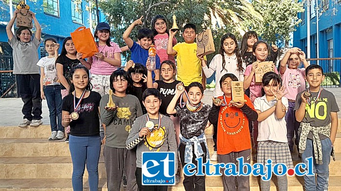 Los ganadores posan felices luciendo sus medallas y premios.