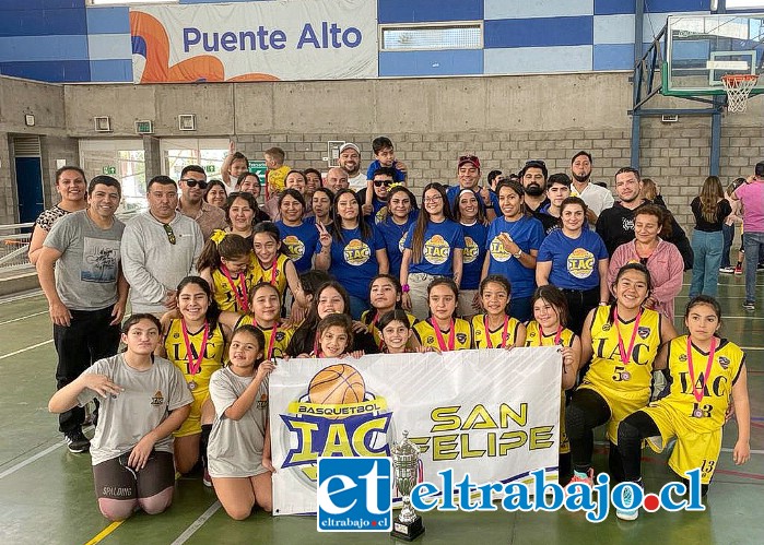 Las selecciones femeninas del IAC obteniendo trofeo en Puente Alto.