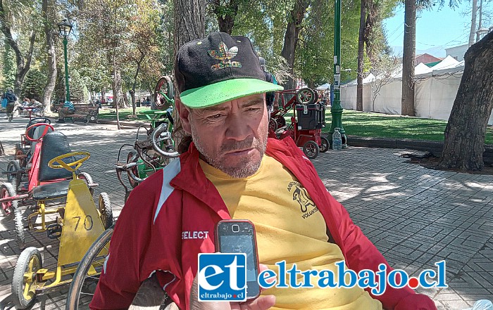 Víctor Escobar, fiel hincha del Uní, conversando con nuestro medio.