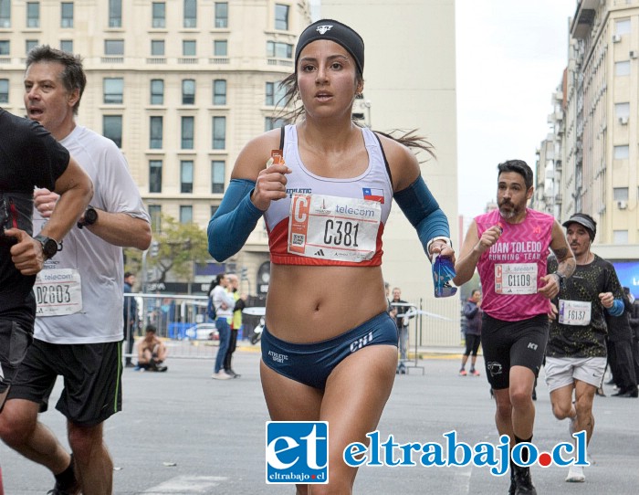 Monserrat Espinoza en la Maratón de Buenos Aires. La aconcagüina fue la cuarta chilena en cruzar la meta y obtuvo un séptimo lugar en su categoría.