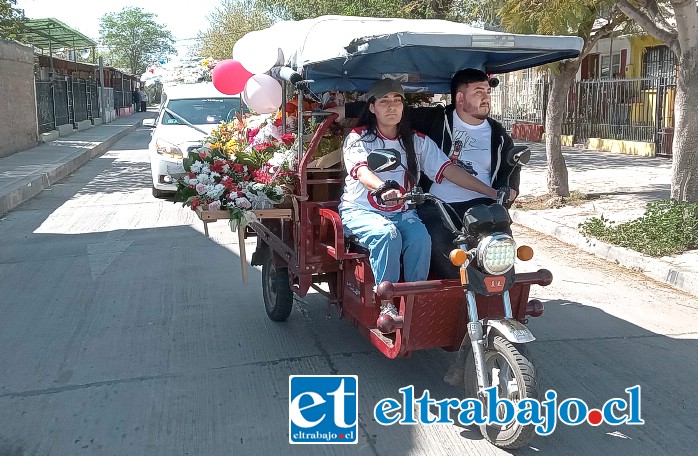 Su carro, que lo acompañó por años, ahora conducido por su hija Danitza en el momento del adiós.