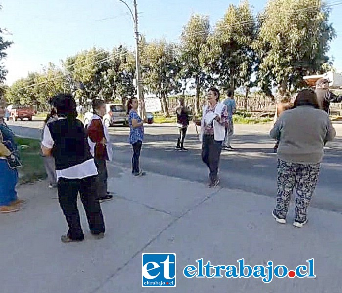 Vecinos realizaron una protesta pidiendo obras de seguridad vial en el sector.