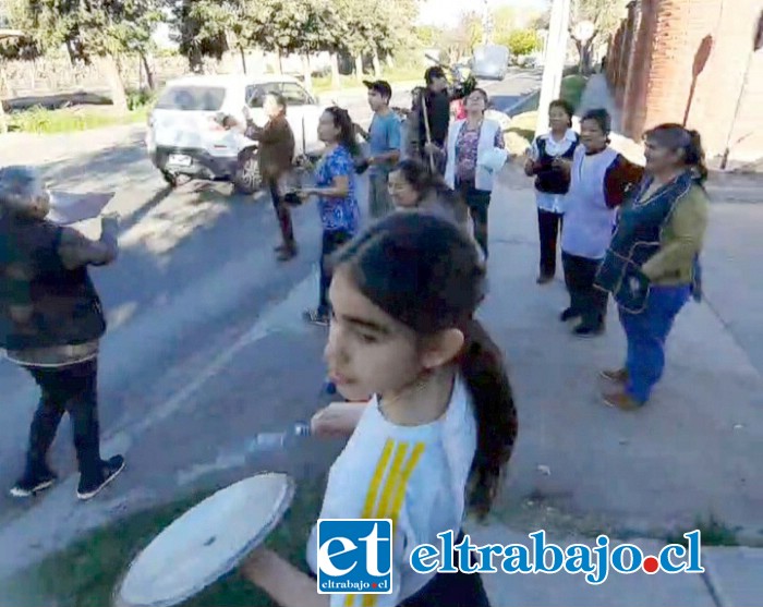 Con tapas de ollas las vecinas salen a protestar pidiendo lomos de toro.