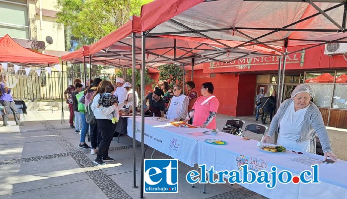 Algunos de los presentes degustaron las preparaciones saludables.