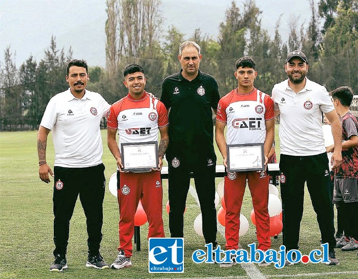 Los ahora jugadores profesionales junto al profesor Pablo Álvarez y otros entrenadores de cadetes.