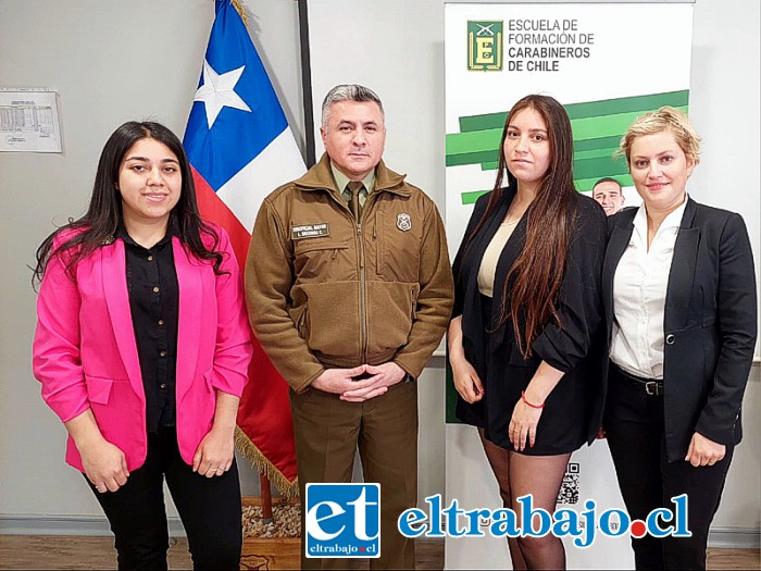 El suboficial mayor Luis Becerra, notificó a Muriel Cortés, Paulina Mancilla y a Karim Pérez, que fueron seleccionadas para ingresar a la ESFOCAR para formarse como Carabineros de Apoyo Social.