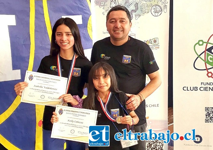 El profesor Carlos Montenegro junto a las alumnas Isabella Valdebenito y Keilly Cabezas, quienes lograron una destacada participación en la categoría Enseñanza Básica (Pandilla Científica).