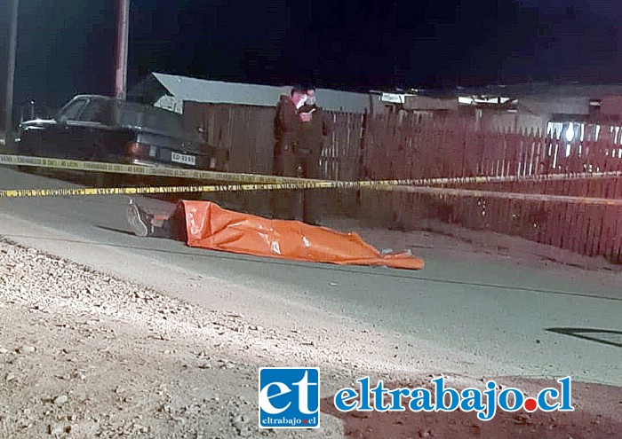 El cuerpo de la víctima yace en el suelo luego de ser apuñalado por defender a la esposa de su victimario.