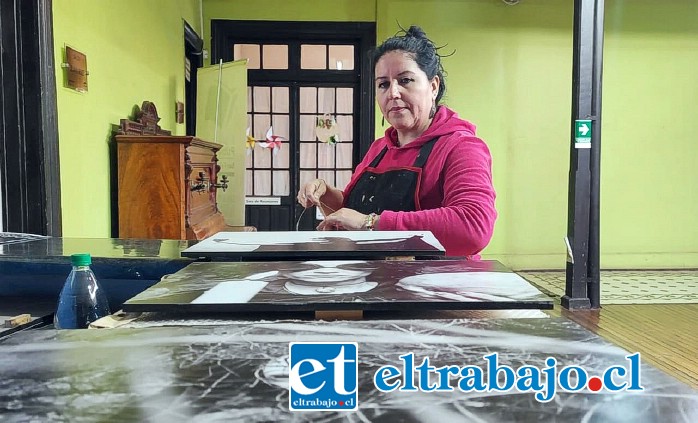 Macarena Véliz junto a alguna de las obras que están siendo presentadas.