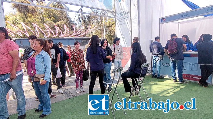 Cientos de personas llegaron a la Feria Regional de Sence.