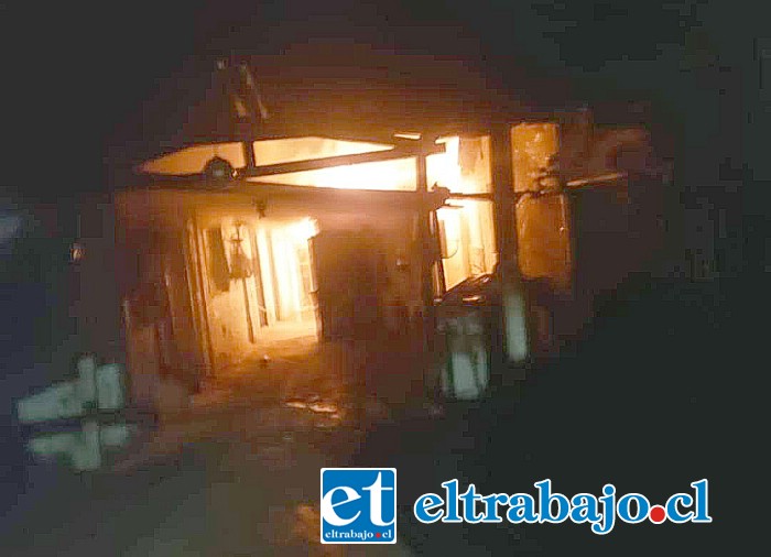 Fuego afectó parte de una vivienda en Bucalemu.