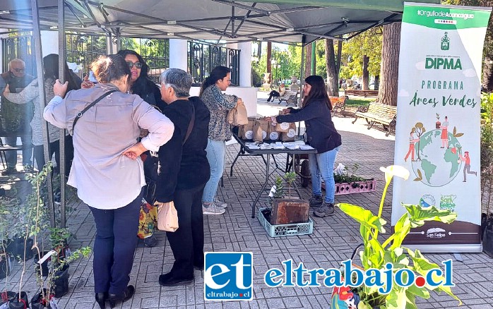 Vecinos en pleno intercambio de semillas y plantas.