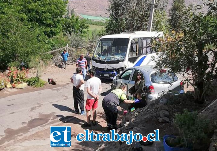 Una funcionaria del SAMU procede a revisar a una persona en el lugar del accidente.