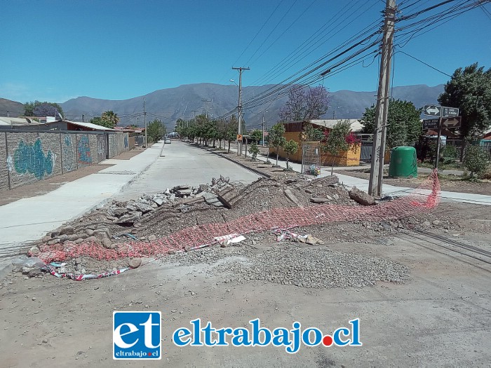 Este cierre es el que provoca malestar en algunos conductores, porque está hecho el trabajo. Eso sí, nos comentaron que faltaría pintar la señalética.