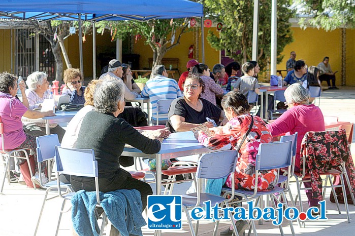 La familia reunida en torno a una noble causa como es la Teletón.