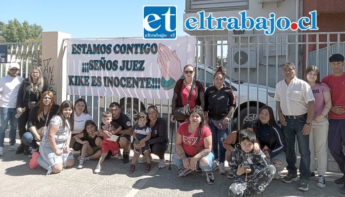 Esposa, familiares y amigos en las afueras del edificio de los tribunales ubicado en calle María Eufrasia.