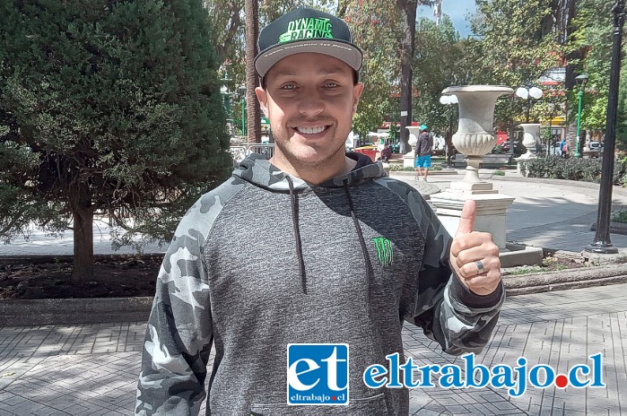 Javier Pérez Potzsch, en la Plaza de Armas de San Felipe, a 48 horas de viajar a representar a nuestro país y en especial a San Felipe.