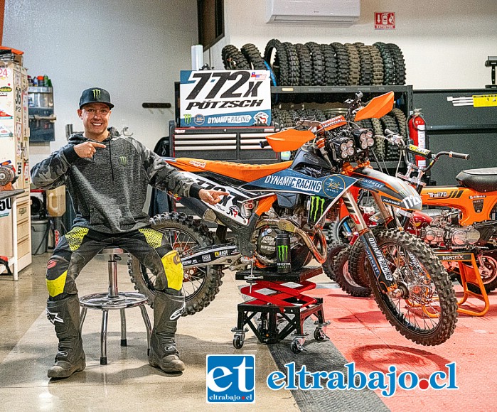 Javier en su moto, horas antes de participar en la carrera continua más larga del mundo.