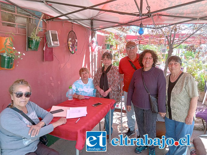 Vecinos reuniendo firmas en la Junta de Vecinos Corvi, Unión y Fuerza.