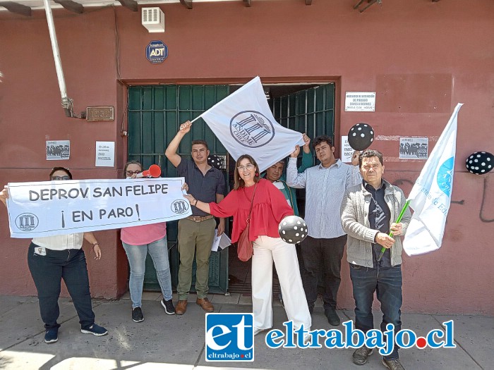 Los funcionarios de la Deprov manifestándose frente a las oficinas.