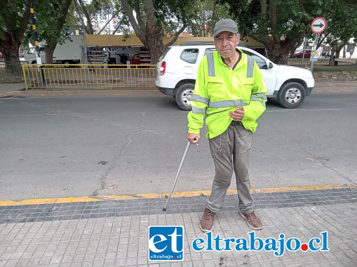 Pedro nos muestra como tiene su rodilla derecha, en esta imagen se encuentra en su lugar de trabajo donde va todos los días en las tardes principalmente.