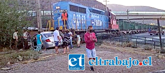 Wilson Castro sale caminando del vehículo tras chocar con el tren.