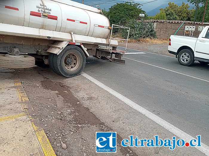 El camión que transporta el agua potable subiendo por el relleno a entregar el vital elemento.