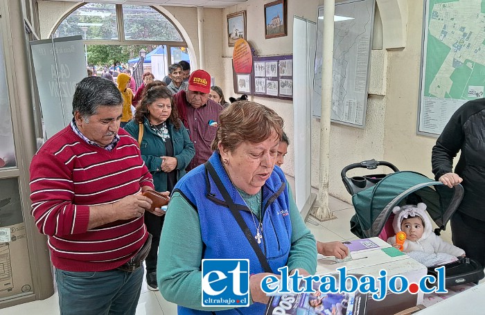 Vecinos de Santa María concurriendo en forma masiva a depositar en las cajas habilitadas en la Municipalidad de Santa María.