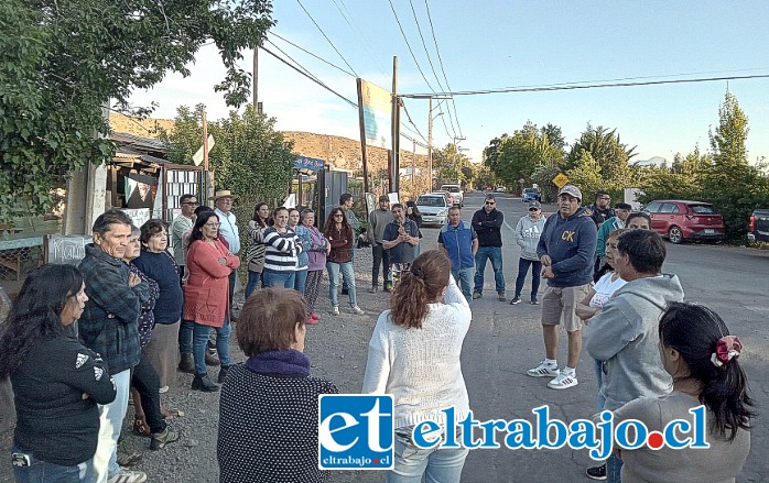 Los vecinos de La Troya se reunieron este martes en la tarde por el tema del alcantarillado.