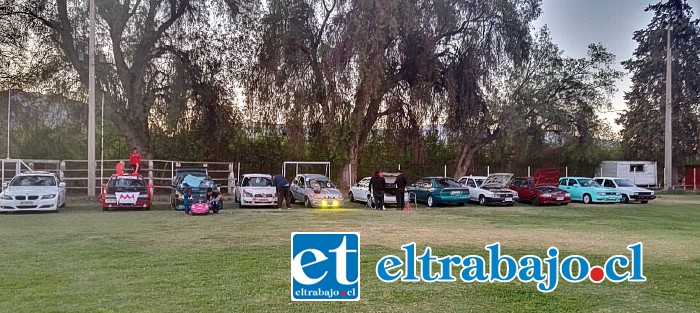 Una panorámica general de los autos participantes en la actividad realizada en el Estadio Ejército Libertador de Curimón.