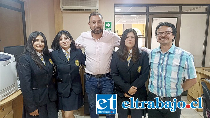 Martina Silva, Daniela Pardo, el director Osvaldo Delgado, Xaviera Adasme y el profesor de Artes Visuales, Claudio Fuentes, en sala de redacción de Diario El Trabajo.