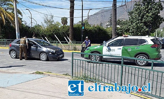 Este es el auto abandonado por los delincuentes en la avenida Michimalonco.