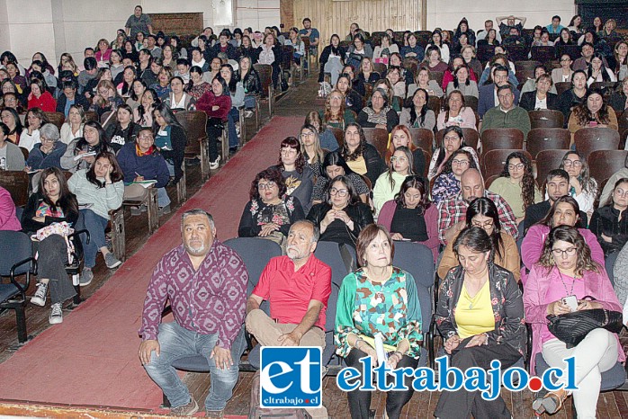 Una Jornada de Educación Continua respecto de la condición del Espectro Autista en el contexto educativo se realizó en el Teatro Roberto Barraza del Liceo de Hombres.