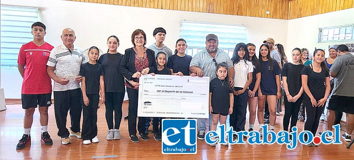 En la fotografía de archivo, autoridades entregando este incentivo a los deportistas que postularon al beneficio el año 2022.