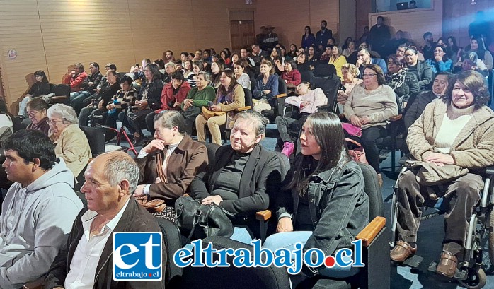 La actividad contó con un gran marco de público y tuvo lugar en el Teatro Municipal de Santa María.