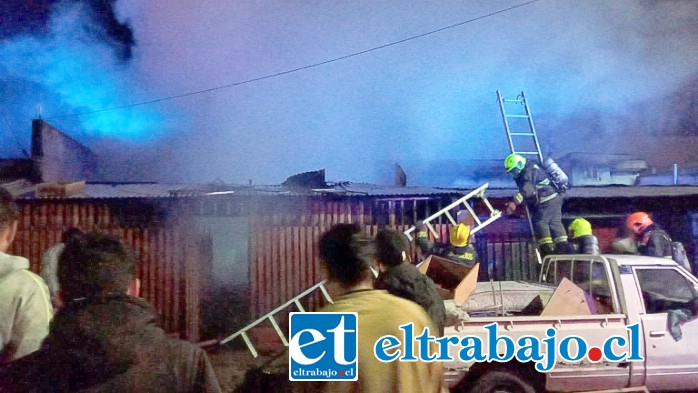 Bomberos trabajó arduamente para evitar la propagación de las llamas.