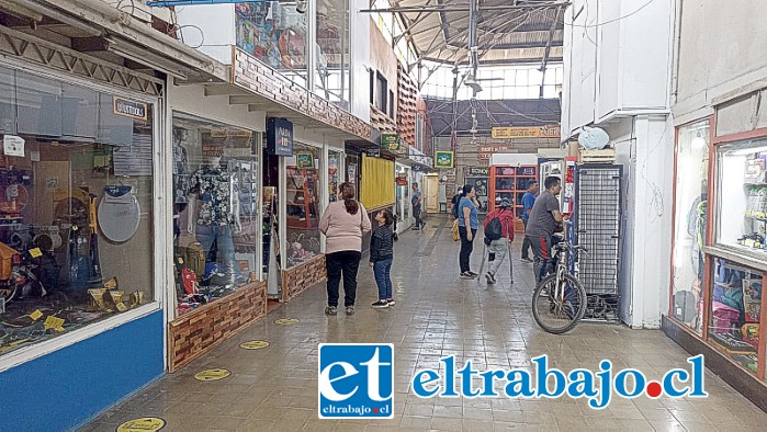 El Mercado Municipal abrió sus puertas a la comunidad pasado el mediodía del lunes, luego de subsanar el colapso de la red interna del alcantarillado.