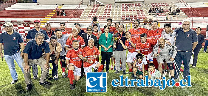 El equipo campeón de la Municipalidad de San Felipe, con su copa y medallas junto a la alcaldesa Carmen Castillo Taucher.