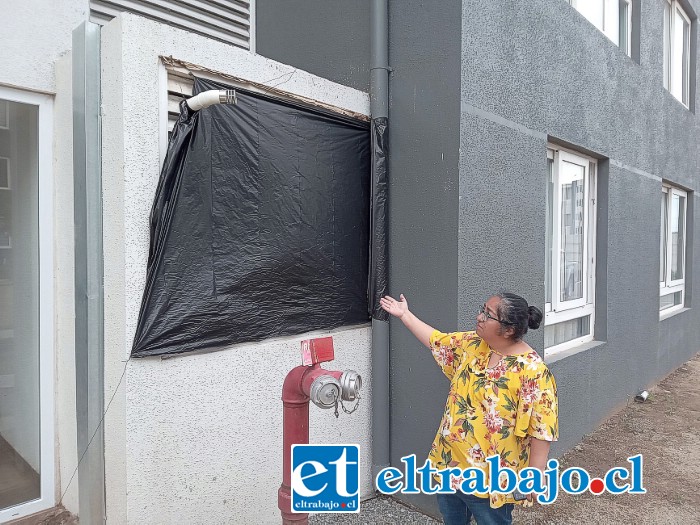 DEPARTAMENTOS COPEVA.- Con nylon tuvo que cubrir la logia porque se estaba pasando toda el agua lluvia.